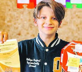 Nevio Negri präsentiert stolz die Goldmedaille, die er beim «Informatik-Biber» der ETH Zürich mit seinem 1. Platz unter Tausenden von Teilnehmenden gewonnen hat. (Bild: zVg.)