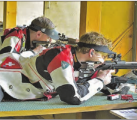 Via China nach Muhen: Weltklasseschütze Jan Lochbihler (vorne) war der prominenteste Teilnehmer am 31. Strohhausschiessen in Muhen. (Bild: Wolfgang Rytz)