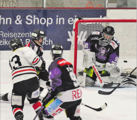 HCFG-Stürmer Michel Simmen (links, Nr. 13) lässt Reinach-Torhüter Tobias Haudenschild keine Chance und erzielt das 1:5. (Bild: Otto Lüscher)