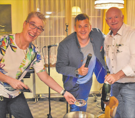 CD-Taufe im Reinacher Restaurant Central: Wirtin Brigitte Frey, Sänger und Entertainer Marc Pircher und Taufpate Heinz Marty. (Bild: hg.)