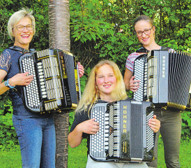 Die drei Akkordeonistinnen überzeugten: (v.l.n.r.) Brigitte Erismann,Gontenschwil, Prädikat hervorragend 2. Platz; Fabienne Furrer, Pfeffikon, Prädikat ausgezeichnet; Isabel Erismann, Gontenschwil, Prädikat hervorragend, 1. Platz. (Bild: zVg.)