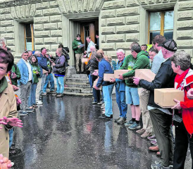 Erfolgreiche Einreichung der beiden Initiativen Waldschutzinitiative und Gemeindeschutzinitiative am 25. Juli 2025 in Bern.