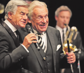Entertainer der alten Schule: Pino Gasparini (l.) und Pepe Lienhard verzückten das Publikum im Saalbau Reinach (Bilder: rc.)
