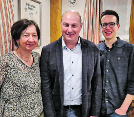 Eine geht, einer kommt: Präsident Thomas Wyss dankte Marianne Berger für ihre Verdienste und begrüsste Damian Troxler als Neumitglied. (Bild: zVg.)