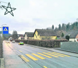Durch den Bau eines durchgehenden Trottoirs wird nach Ansicht des BVU der Fussgängerstreifen obsolet. Das sehen die Anwohner anders. Sie wollen «ihren» Zebrastreifen erhalten. (Bild: zVg.)