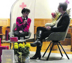 Interessante Einblicke: Gast der Firobe Chile in der Gontenschwiler Kirche war Regula Kiechle vom Aargauischen Roten Kreuz, welche sich den Fragen von Sozialdiakonin Rahel Fritschi stellte. (Bild: zVg.)