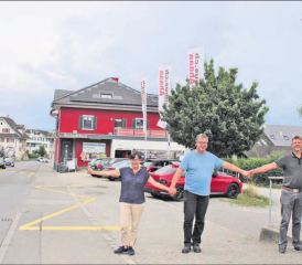 Gemeinsam präsentierten die Gemeinderäte Monika Heinle, Raimund Wenger und Präsident Christian Budmiger, wie man Taxito bildlich darstellen könnte. (Bild: grh)