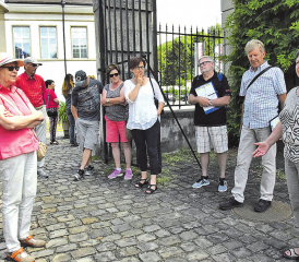 Sie kann sich erneut über eine gute Beteiligung freuen: Anja Gestmann (re.) beim vierten Teil der ersten Quartierbegehung in Schöftland. (Bilder: st.)