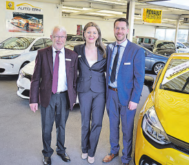 Renault-Expo in Oberkulm: (v.li) Kurt Erni, Violetta und Claude Erni inmitten neuer Modelle. (Bild: Te.)