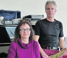 Regula Gehrig und Rolf Eckert, Mitglieder des ersten Vorstandes – auch nach ihrem Weggang aus der Volkshochschule sind ihnen Bildung und Kultur im Tal ein Anliegen. (Bild: Evelyn Pesentheiner)