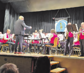 Solo für Saxophone – die Musikgesellschaft Oberkulm streifte durch ein Jahrhundert Musikgeschichte. (Bilder: Roland Marti)