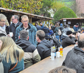 Das Wetter war ideal: Im Bereich des Pfarrhauses war einiges los. Die Festbänke luden zum Verweilen ein und es blieb Zeit, um mit Bekannten zu quatschen. (Bild: st.)