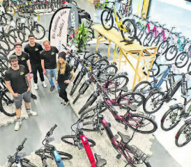 Die Firmeninhaber Jonny, Sandy und Rolf zusammen mit den beiden Lernenden Ivan und Oliver im neuen Bikeshop. (Bild: rc.)
