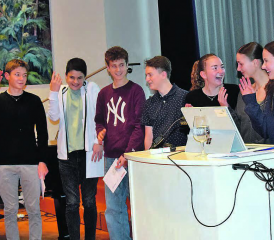 Ehrung für gute Schlussnoten: Alle – ausser einer – wollen in die Kanti. Sonja Morgenthaler interviewte die jungen Menschen am Anfang eines neuen Lebensabschnittes. (Bilder: st.)