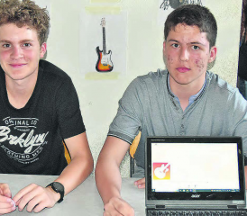 Spielten einen Musiktitel mit verschiedenen Instrumenten nach: David Hochuli und Robin Stauffer realisierten ein Musikprojekt. (Bilder: aw.)