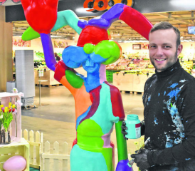 Der Künstler Jonas Deubelbeiss aus Teufenthal hat im Reinacher Einkaufszentrum Bärenmarkt aus einem Zwei-Meter-Osterhasen ein Kunstwerk geschaffen. (Bilder: hg.)