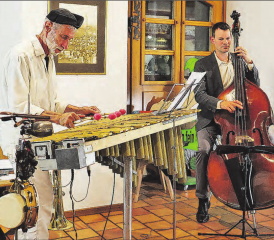 Duo Bassic Vibes steht für Jazz und mehr – Eigenkompositionen aus der Feder von Erich Fischer und Thomas Lähns, der Virtuose am Kontrabass. (Bild: dr.)