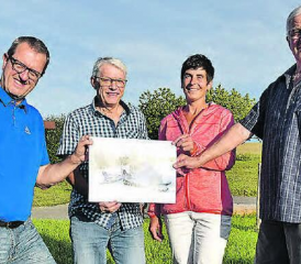 Der LLV-Vorstand präsentiert ein Bild des neuen Pistenfahrzeugs: Raphael Nadler, Präsident Beat Buchwalder, Susanne Aellig und Bernhard Aeschbach v. l. (Bild: aw.)