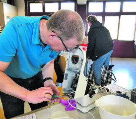 Im Repair Café werden diverse Produkte wieder auf Vordermann gebracht. (Bild: Jürg Hochuli)