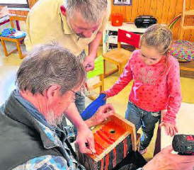 Gemeinsam bauten Klein und Gross neue Nistkästen. (Bild:zVg)