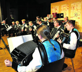 Der Handharmonika-Club in Aktion: Susanne Bucher hat das Ensemble schon nach einem knappen Jahr voll im Griff. (Bilder: st.)