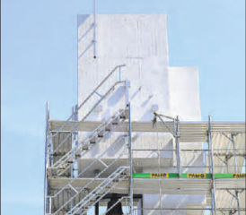 Erst mit der damaligen Einrüstung konnte man die schweren Schäden am Beton und dem Geläut erkennen. Der Kirchturm St. Martin leuchtet im neuen Glanz. (Bilder: dr.)