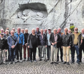Gast am touristischen Hotspot: Der«Seener Männerstamm» am Löwendenkmal in Luzern. (Bild: zVg.)