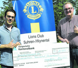 Die Krönung eines heissen Sommertages: Lions Club Suhren-/Wynental-Vizepräsident Oliver Vogel (l.) überreicht Ralf Eschweiler den Spendencheck über 15’000 Franken. (Bild: st.)