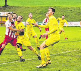 Gleich kommt der Ball: In den Strafräumen auf der Gunzwiler Linden herrschte gegen Hitzkirch hohe Aufmerksamkeit. (Bild: Roland Jaus)