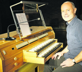 Patrick Gläser liess die Gontenschwiler Kirche mit seinem ergreifenden und mitreissenden Orgelspiel beben. (Bild: zVg.)