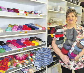 Die «Handarbeit» zum Geschäftsmodell gemacht: Ruth Hauser führte während 42 Jahren das «Wulle-Hus 22» in Reinach. (Bilder: msu.)