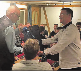 Roman Huber, der neue Präsident des Feuerwehrvereins Egliswil, verabschiedete Alt-Präsident und Gründungsmitglied Markus Denk. (Bild: zVg.)