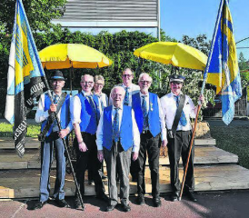 Gruppenbild mit den Veteranen: v.l.: Fähnrich Werner Ledermann, Thomas Kaspar, Beatrice Hofmann, der geehrte Walter Maurer, Markus Sennrich, Herbert Gloor, Fähnrich-Stellvertreter Thomas Lüscher.