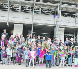 Ein weiterer Meilenstein: Auf der Birrwiler Schulhausbaustelle konnte das Aufrichtefest gefeiert werden, im Frühling soll das neue Schulhaus bezugsbereit sein. (Bilder: hg.)