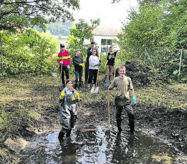 Pflanzen im und um den Weiher entziehen diesem Wasser und trocknen ihn aus. Mit ihrem Einsatz für die Natur haben die Schüler das Gleichgewicht wieder hergestellt. (Bilder: zVg.)
