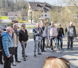 Besammlung zum Dorfrundgang: Gemeinderat Niklaus Boss begrüsst die Teilnehmenden auf dem Schulhausplatz. (Bilder: zVg.)