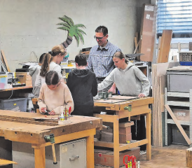 Werkunterricht mit den Primarschulkindern. (Bilder: zVg.)