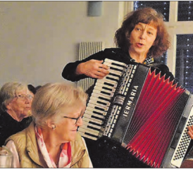 Ein schaurig-schöner Nachmittag im Schöftler Kirchgemeindehaus: Charlotte Wittmer tauchte mit ihrem Publikum ein in die faszinierende Welt der Sagen. (Bilder: hg.)