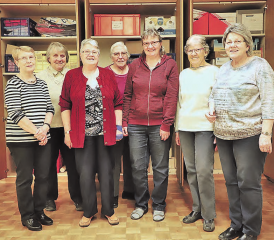 Die Missionsgruppe Holziken traf sich «offiziell» ein letztes Mal vor dem Bazar von morgen Samstag (v.l.): Edith Fasler, Elsbeth Fischer, Georgette Lüthy, Ursula Lienhard, Sonja Kyburz, Marlies Roth und Ruth Hunziker. Es fehlen Paula Hasler, Käthi Erismann, Monika Kilchenmann und Annemarie Oppliger. (Bilder: Remo Conoci)