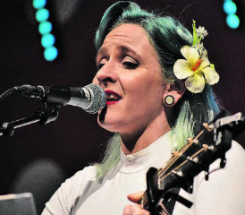 Gemeinsam mit Rockabella Mary Vogel aus Dürrenäsch gelang der Musikgesellschaft Teufenthal-Unterkulm ein überaus gelungener Konzertabend. (Bilder: hg.)