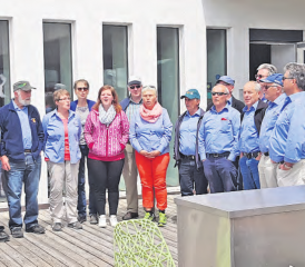 Ein Ständchen in Ehren kann niemand verwehren: Die Jodler aus dem Wynental trugen auf der Reise hier und da ihre Lieder vor. (Bild: zVg.)