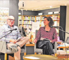 Vielgestaltig: Christine Lötscher im Gespräch mit Markus Kirchhofer über dessen ersten Roman «Das Planetenrührwerk». (Bilder: grh)