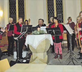 Sechsmal eine besinnliche Zeit in der Kirche: Hier umrahmt das Blockflötenorchester, unter der Leitung von Christa Hunziker, die Kurzpredigt von Christine Bürk. (Bilder: st.)
