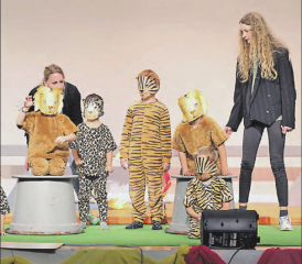 Die Katzen gaben alles, um zu fauchen und mit den Pfoten zu spielen, schlussendlich folgten sie aber brav ihren Dompteuren. (Bilder: dr.)