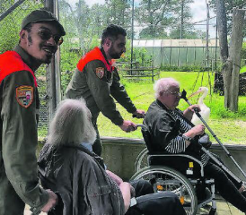 Betreuer der ZSO aargauSüd begleiteten die Bewohner der Langzeitpflege am Asana Spital auf ihren Ausflug in den Zoo. (Bild: zVg.)
