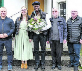 Glückliche neue Besitzer des Gontenschwiler Pfarrhauses: Anna und Lorenz Popoola (in der Mitte) mit Kirchenpflegern der reformierten Kirchgemeinde Gontenschwil-Zetzwil. (Bild: eh.)