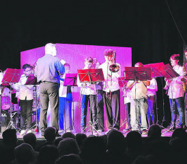 An die 18 Kinder und Jugendliche des Jugendblasorchesters aargauSüd erfreuten das Publikum mit bekannten Songs vergangener Zeit.