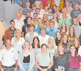Alle Teilnehmenden der Jungbürgerfeier der Gemeinden Reitnau, Staffelbach und Wiliberg positionierten sich auf der Treppe im Cinema 8. (Bild: aw.)
