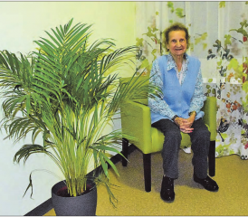 Frühlingsgrün in den langen Gängen: Margrit Maurer geniesst eine stille Zeit vor dem Schlafengehen. Sie fühlt sich sichtlich wohl dabei. (Bilder: st.)