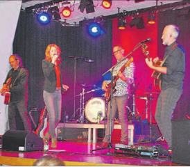 Sina mit Band auf der Bühne: Auch nach 25 Jahren singt sie voller Energie zur Freude des grossen Publikums. (Bild: Heidi Härri)